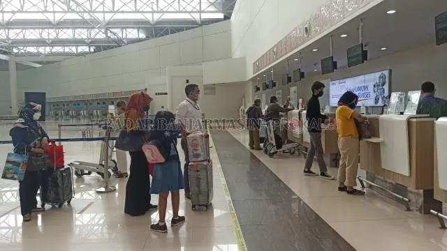 MENINGKAT: Suasana terminal keberangkatan di Bandara Internasional Syamsudin Noor, kemarin. Dibatalkannya PPKM level 3, penumpang pesawat diprediksi meningkat pada musim libur Nataru nanti. | FOTO: SUTRISNO/RADAR BANJARMASIN