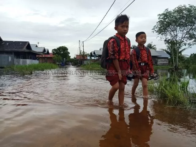 BERANGSUR SURUT: Banjir rob akibat air pasang masih menggenangi jalan di Kelurahan Ulu Benteng, namun berangsur surut. | Foto: Ahmad Mubarak/Radar Banjarmasin