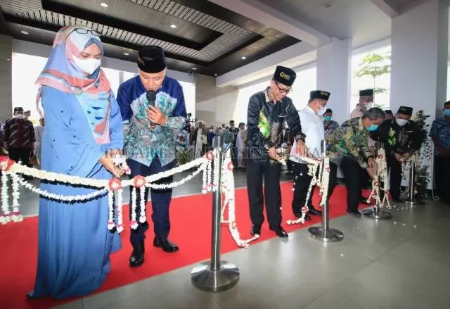 PERESMIAN: Jajaran tamu undangan serta manajemen RSI Sultan Agung Banjarbaru menggunting pita dalam acara grand launching kemarin. | Foto: Muhammad Rifani/Radar Banjarmasin