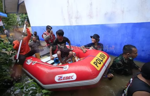 EVAKUASI ANAK: Petugas dan relawan gabungan mengevakuasi korban banjir di Cempaka tahun silam. Menghadapi potensi banjir, BPBD Kota Banjarbaru mengakui jika personelnya terbatas. | Foto: Muhammad Rifani/Radar Banjarmasin