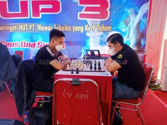 LANGKAH MENGEJUTKAN: Duel antara Grand Master, Susanto Megaranto dan pecatur kebanggaan Kalsel, Miftahul Hudany di Kejuaraan Catur Japfa FIDE Rated 2021 di Jakarta.