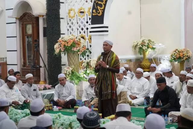RUTIN: Guru Muhammad Yanor dari Tabalong mengisi pengajian Lailatul Jumat yang diselenggarakan Bupati Tanbu HM Zairullah Azhar, Kamis (9/12) malam tadi