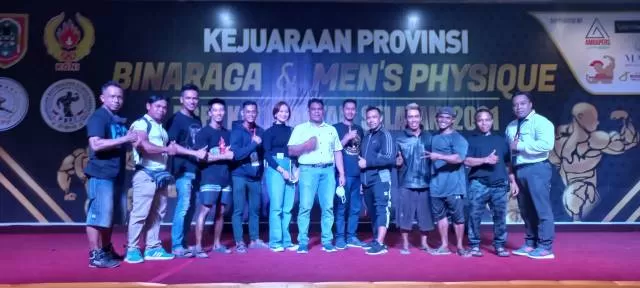 JUARA: Para atlet Banjarmasin berhasil keluar sebagai juara umum Kejurprov Binaraga dan Men's Physique yang berlangsung di Hotel Royal Jelita Banjarmasin, kemarin (12/12) sore.