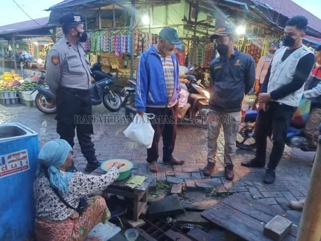 GABUNGAN: Petugas merazia pedagang ikan di Pasar Keraton Rantau. Hasilnya tidak ada satu pun yang menjual anakan ikan.