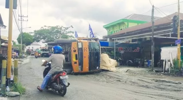 RAWAN: Sebuah truk bertonase besar terbalik saat melintas di Jalan Palampitan Hilir Kabupaten HSU. | Foto: Muhammad Akbar/Radar Banjarmasin