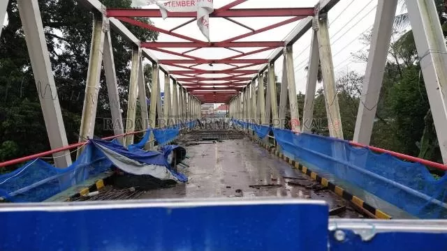 MOLOR: Jembatan Paringin yang direhab atas proyek Balai Pelaksana Jalan Nasional Wilayah XI Banjarmasin tak rampung Desember ini. | FOTO: WAHYUDI/RADAR BANJARMASIN