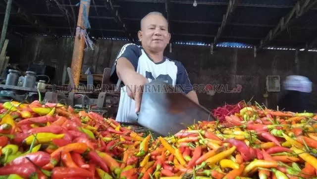 PEDAS: Pedagang cabai di Pasar Lama. Harga cabai berbagai jenis kembali melonjak mahal. | FOTO: ENDANG SYARIFUDDIN/RADAR BANJARMASIN