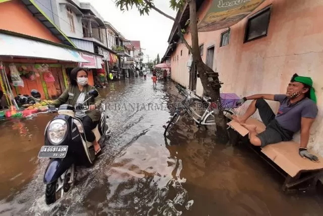 TERENDAM: Jalan Prona di Banjarmasin Selatan terendam selama banjir rob. Dinas Kesehatan Banjarmasin menyebut, stres di tengah korban banjir meningkatkan risiko hipertensi. | FOTO: WAHYU RAMADHAN/RADAR BANJARMASIN