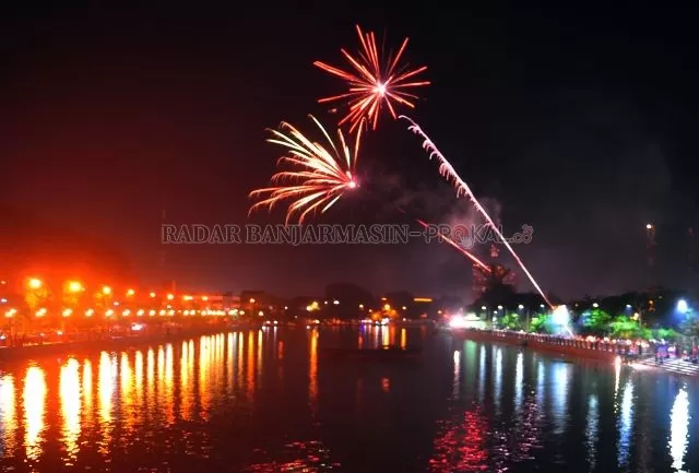 TAHUN BARU: Pesta kembang api di kawasan wisata siring, tepian Sungai Martapura. Tahun ini, masyarakat harus bersabar. | FOTO: DOKUMEN RADAR BANJARMASIN