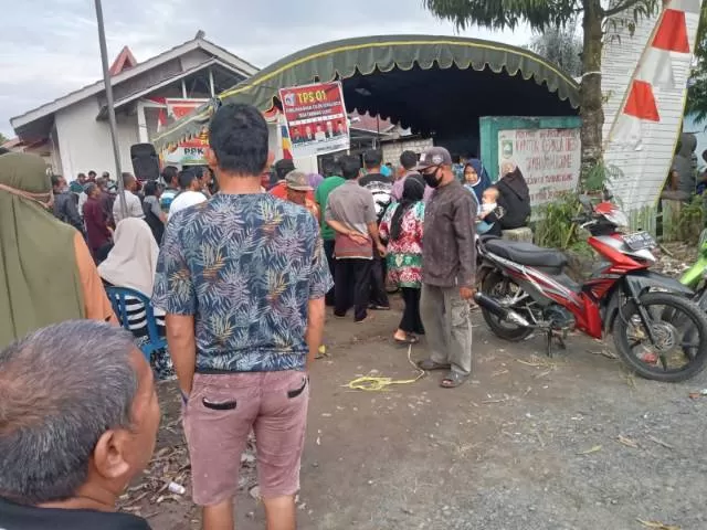 DAMAI: Suasana pilkades di Desa Tambang Ulang Kecamatan Tambang Ulang.