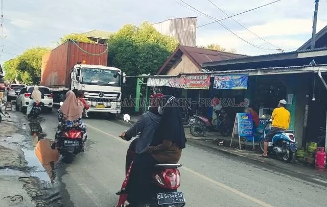 SEMPIT: Jalan Trans Kalimantan di Desa Palampitan Hilir, Kecamatan Amuntai Tengah Kabupaten HSU rusak parah dilindas truk bertonase berat khususnya angkutan semen. | Foto: Muhammad Akbar/Radar Banjarmasin