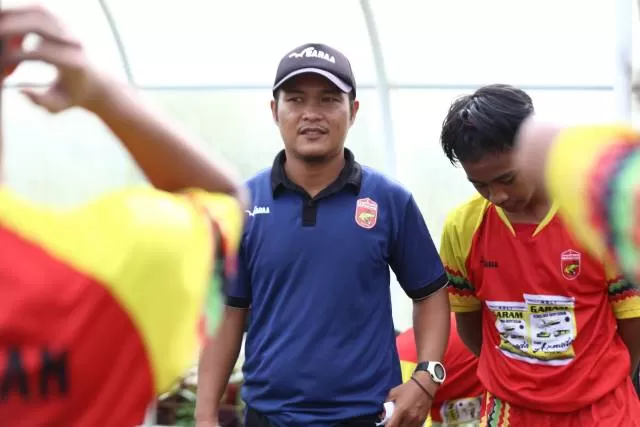ARAHAN: Meski berhasil membungkam FC Suppel Kapuas dengan skor telak 8-0 dalam laga uji coba, tim U-15 Peseban Banjarmasin dinilai masih memiliki kekurangan.