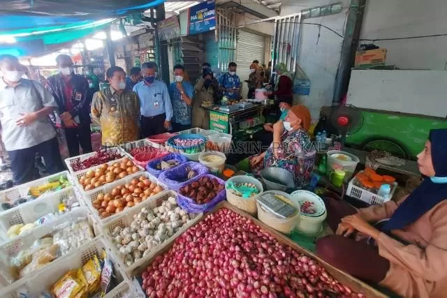 PANTAU HARGA: Wali Kota Banjarmasin, Ibnu Sina berdialog dengan pedagang di Pasar Pekauman, Banjarmasin Selatan. | FOTO: WAHYU RAMADHAN/RADAR BANJARMASIN