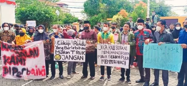 AKSI DAMAI: Mahasiswa STIA Amuntai demo di DPRD HSU terkait angkutan semen bertonase berat, Kamis (16/12). | Foto: Muhammad Akbar/Radar Banjarmasin