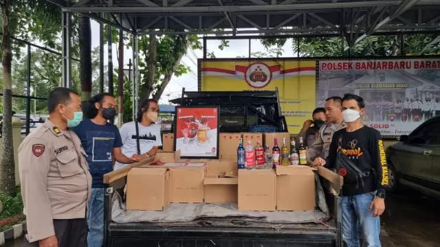 TANGKAPAN KEDUA: Tim Polsek Banjarbaru Barat kembali mengamankan pikap pembawa miras yang melintas di wilayah Banjarbaru. | Foto: Polsek Banjarbaru Barat dor Radar Banjarmasin