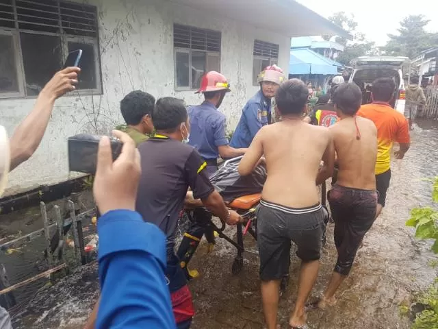 KESETRUM: Proses evakuasi korban tersetrum di tengah banjir di Jalan Cempaka, Gang Plamboyan, Kelurahan Jawa Laut, Kecamatan Martapura, Banjar, Jumat (18/12) sore pukul 15.00 Wita. | FOTO: DAMKAR MARTAPURA KOTA