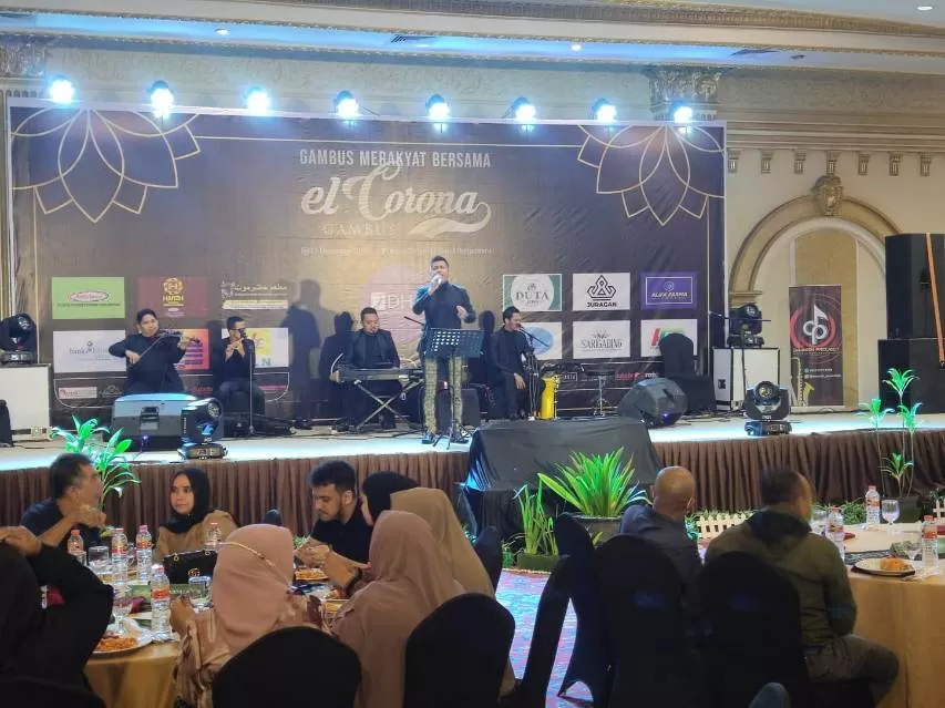 KONSER: Konser gambus merakyat bersama El Corona Gambus sukses membius ribuan penonton, Sabtu (17/12) malam di Ballroom Grand Dafam Q Hotel Banjarbaru. |  FOTO: RAHMAT/RADAR BANJARMASIN