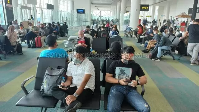 LIBURAN: Suasana ruang tunggu di Bandara Internasional Syamsudin Noor, kemarin. Menjelang libur Natal dan Tahun Baru (Nataru), jumlah penumpang pesawat di bandara ini mulai meningkat.