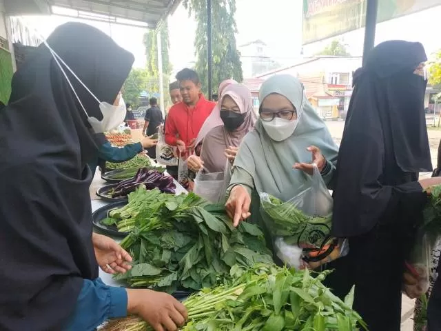 PASAR BAHAGIA: Pengunjung Pasar Bahagia sedang memilih sayuran yang akan dibeli. | Foto: Norsalim Yahya/Radar Banjarmasin