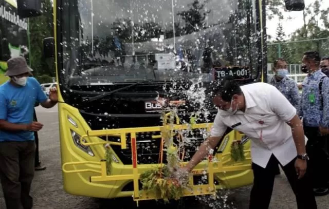 DISIRAM: Wali Kota Banjarbaru, Aditya Mufti Ariffin melakukan prosesi “tepung tawar” sebagai penanda resminya Bus Trans Banjarbakula beberapa waktu lalu.
