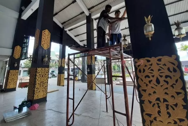 DUA JENIS: Pekerja bangunan memasang ukiran di tiang utama lobi Balai Kota Banjarmasin. Sedikitnya Rp100 juta dikucurkan untuk pembuatan ukiran ornamen khas Banjar ini.