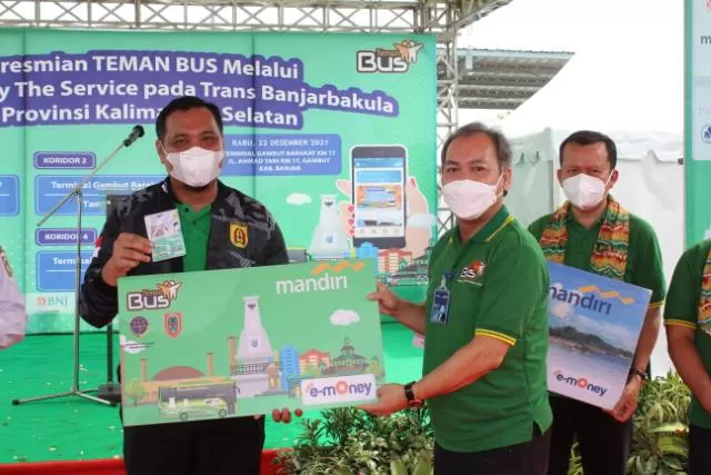 E-MONEY - Regional CEO Bank Mandiri Region IX/Kalimantan Jan Winston Tambunan simbolis menyerahkan E-Money kepada Walikota Banjarbaru Aditya Mufti Arifin pada peluncuran Teman Bus