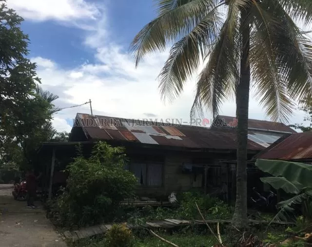 RUMAH TERDUGA TERORIS: Tim Densus Memeriksa sebuah rumah terduga teroris di Gang Seroja, Kelurahan Kuin Selatan, Banjarmasin, Rabu (22/12) pagi.