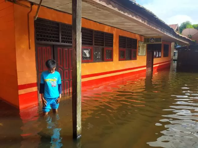 TERENDAM: Kondisi di SDN Sungai Buluh, Kecamatan Labuan Amas Utara yang masih terendam banjir di bulan Desember 2021. | Foto: Arifin For Radar Banjarmasin