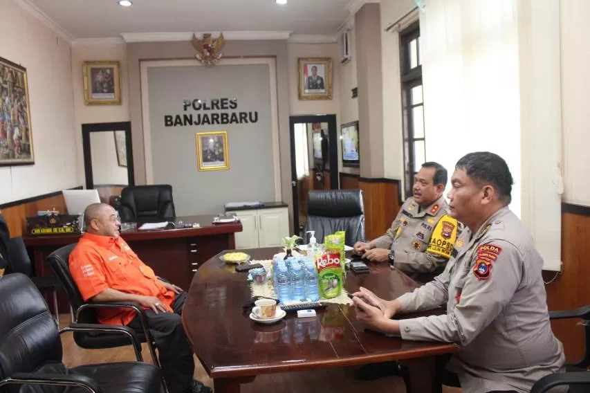 DISKUSI: Habib Aboe Bakar berdiskusi dengan Kapolda Kalimantan Selatan Irjen Pol Drs. Rikwanto, S.H., M.Hum.