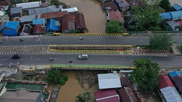 VITAL: Jembatan Kembar di Martapura difoto dari udara.  Jembatan ini adalah akses vital menuju Hulu Sungai atau Banua Anam ke Banjarmasin atau sebaliknya. | FOTO: M OSCAR FRABY/RADAR BANJARMASIN