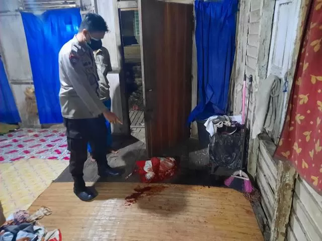 TKP : Seorang anggota polisi Polres Tabalong melihatkan darah korban SA