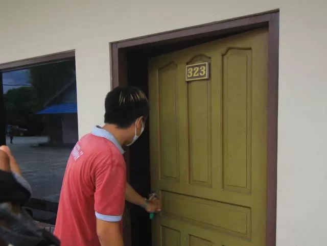 TEMPAT MENGINGAP: Karyawan hotel memperlihatkan kamar tempat nginap MS, terduga teroris yang diamankan oleh Tim Densus 88, Rabu (22/12). MS ditangkap saat istirahat dalam perjalanan ke Banjarmasin. | FOTO: DENAR/KALTENG POS