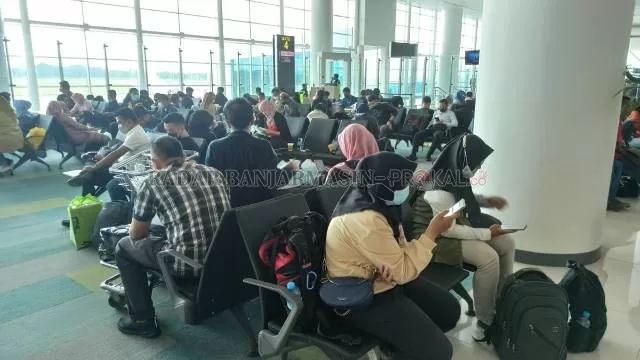 RAMAI: Suasana ruang tunggu di Bandara Internasional Syamsudin Noor, baru-baru tadi. Menjelang libur Natal dan Tahun Baru (Nataru), jumlah penumpang pesawat di bandara ini mulai meningkat. | FOTO: SUTRISNO/RADAR BANJARMASIN
