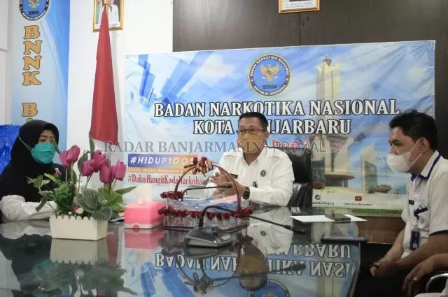 UNGKAPKAN DATA: Kepala BNN Kota Banjarbaru, AKBP Agus Lukito (tengah) memaparkan data-data terkait kasus narkotika di Banjarbaru sepanjang tahun 2021. | Foto: Muhammad Rifani/Radar Banjarmasin