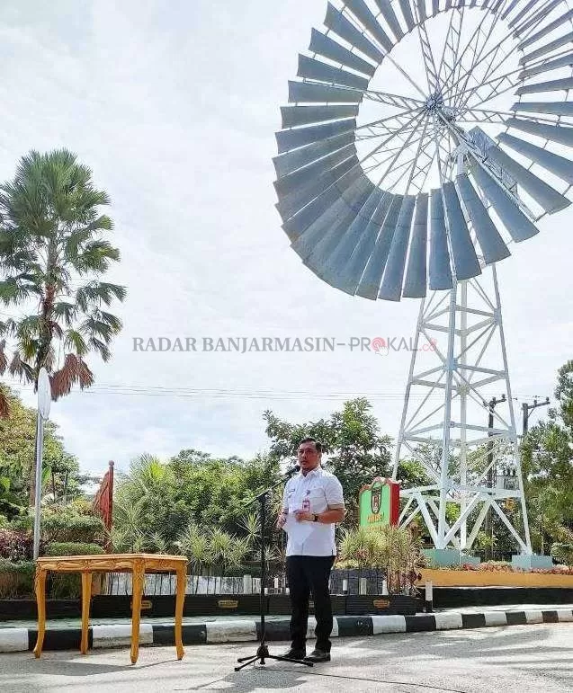 DIRESMIKAN: Wali Kota Banjarbaru, Aditya Mufti Ariffin meresmikan kembali Kincir Angin Komet di kelurahan Komet Banjarbaru kemarin. | Foto: Muhammad Rifani/Radar Banjarmasin