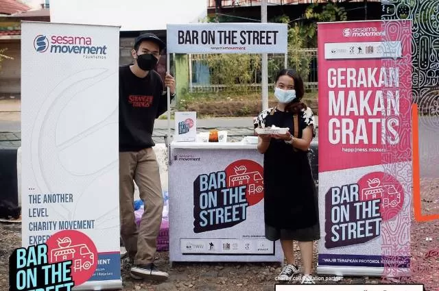AKSI SOSIAL: Volunteer Sesama Movement rutin membagikan makanan gratis kepada pejuang nafkah di jalanan di wilayah Banjarbaru. | Foto: Sesama Movement for Radar Banjarmasin