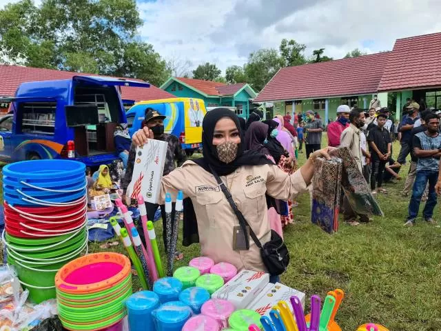 BERLIMPAH HADIAH: Berbagai hadiah langsung yang diberikan kepada warga Desa Tambak Padi Kabupaten Banjar yang mengikuti vaksinasi, kemarin.