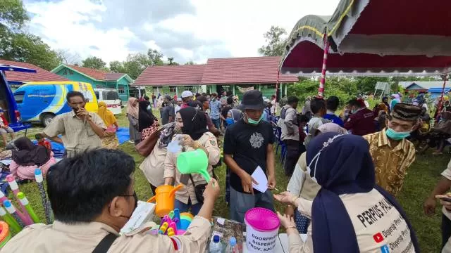 RAMAI: Vaksinasi massal di Tambak Padi, Beruntung Baru, Kabupaten Banjar. Jelang tutup tahu, vaksinasi massal semakin digencarkan dengan imbalan hadiah dan hiburan. | FOTO: IST
