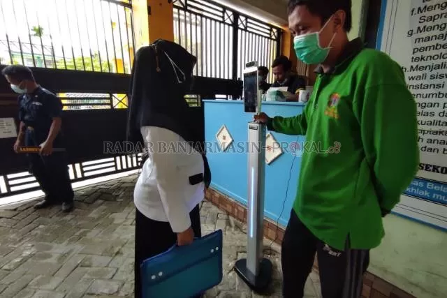 CEK SUHU: Calon guru PPPK mengikuti seleksi kompetensi dasar di Banjarmasin, September lalu. Ujian menerapkan prokes ketat. | FOTO: WAHYU RAMADHAN/RADAR BANJARMASIN