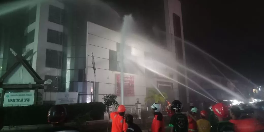 PEMADAMAN: Relawan pemadam kebakaran Kotabaru menembak gedung DPRD Kotabaru dalam upaya proses pemadaman.