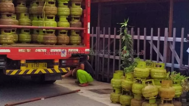 HAK WARGA MISKIN: Tumpukan tabung melon dari sebuah truk angkutan gas di Banjarmasin, dipotret belum lama ini. | FOTO: ENDANG SYARIFUDDIN/RADAR BANJARMASIN