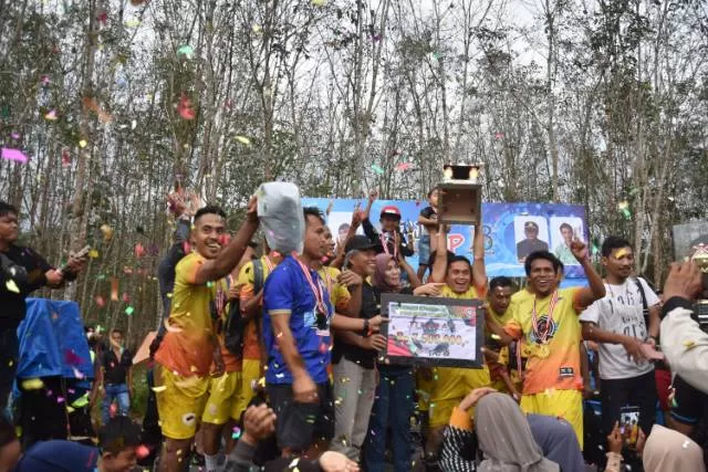 JUARA: Sorak kemenangan PS BAM usai memenangkan laga final TAJ Cup melawan PS Tunas Benteng.
