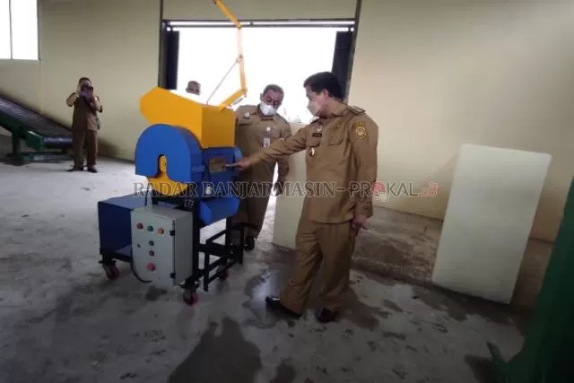 MASIH BARU: Wali Kota Banjarmasin, Ibnu Sina mengecek mesin pencacah di Pusat Daur Ulang (PDU) Banua Anyar, kemarin (27/12). | FOTO: WAHYU RAMADHAN/RADAR BANJARMASIN