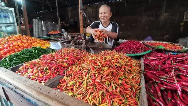 HARGANYA KIAN PEDAS: Pedagang cabai di Pasar Sentra Antasari, Banjarmasin Tengah. Hanya cabai merah besar yang mengalami penurunan harga.