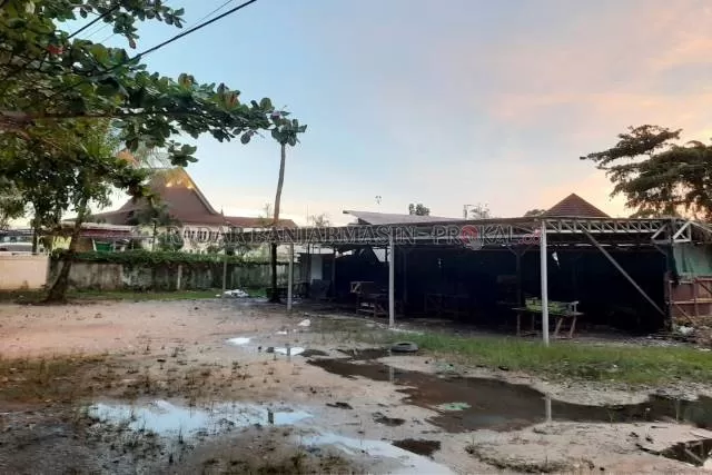 TKP: Inilah kafe Pondok Party di Jalan Sudirman, Kelurahan Pasar Lama yang kerap menjadi tempat keributan. | FOTO: WAHYU RAMADHAN/RADAR BANJARMASIN