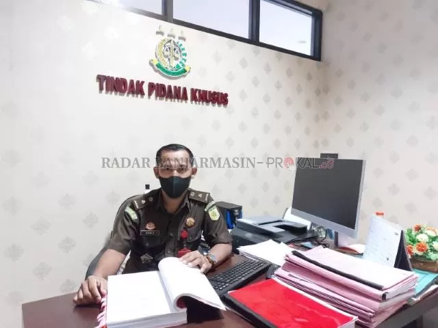 PRESTASI: Kepala Seksi Bidang Tindak Pidana Khusus Kejaksaan Negeri HST, Sahidanoor saat memberikan keterangan kepada Radar Banjarmasin. | FOTO: JAMALUDDIN/RADAR BANJARMASIN