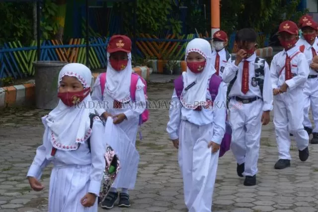COBAAN PANDEMI: Siswa dan siswi SD di Banjarmasin bersekolah dengan mengenakan masker. | FOTO: WAHYU RAMADHAN/RADAR BANJARMASIN