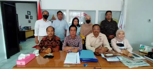 BEBAS: Agus madian (dua dari kiri depan) saat bersama pengacaranya di kantor penasehat hukum di Banjarmasin.