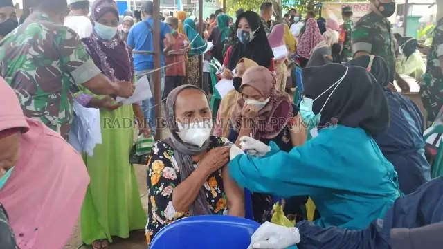 KEJAR TAYANG: Vaksinasi di Kecamatan Astambul, kemarin. Di sisa waktu tinggal sehari, Kabupaten Banjar terus menggenjot capaian vaksinasi yang belum mencapai 70 persen. | FOTO: SUTRISNO/RADAR BANJARMASIN
