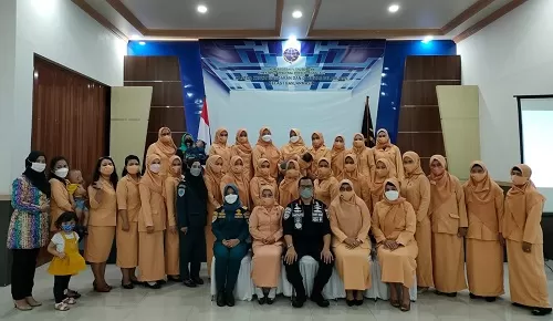 FOTO BERSAMA: Dharma Wanita Persatuan Kantor KSOP Kelas I Banjarmasin makin solid.